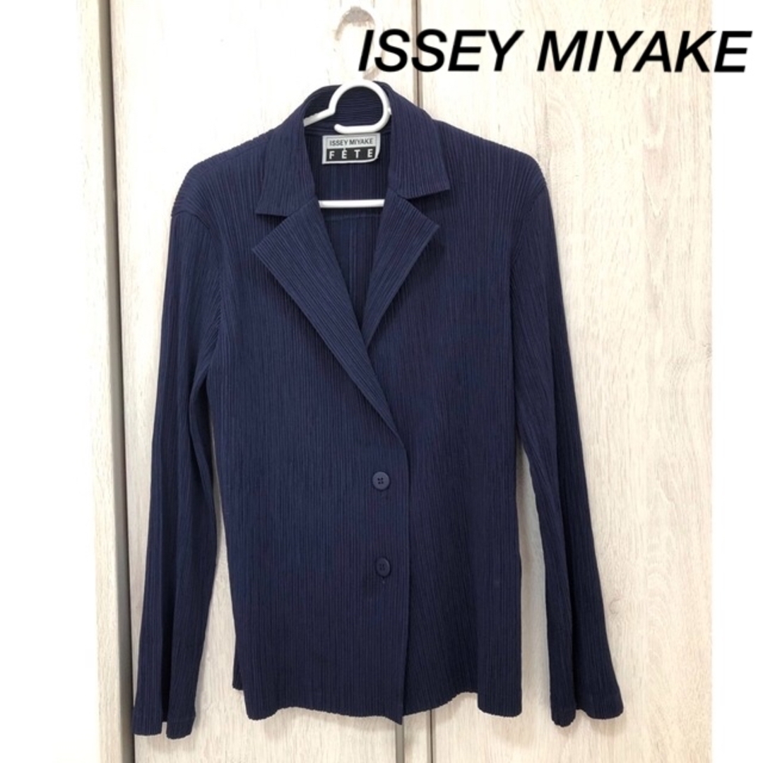 ISSEY MIYAKE(イッセイミヤケ)のISSEY MIYAKE  イッセイミヤケ　プリーツジャケット レディースのジャケット/アウター(テーラードジャケット)の商品写真