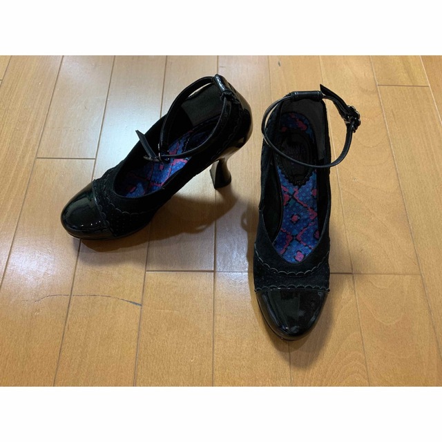 ANNA SUI(アナスイ)のアナスイのストラップ付きベロアエナメルパンプス22.5 レディースの靴/シューズ(ハイヒール/パンプス)の商品写真