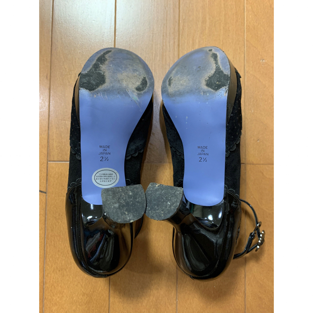 ANNA SUI(アナスイ)のアナスイのストラップ付きベロアエナメルパンプス22.5 レディースの靴/シューズ(ハイヒール/パンプス)の商品写真