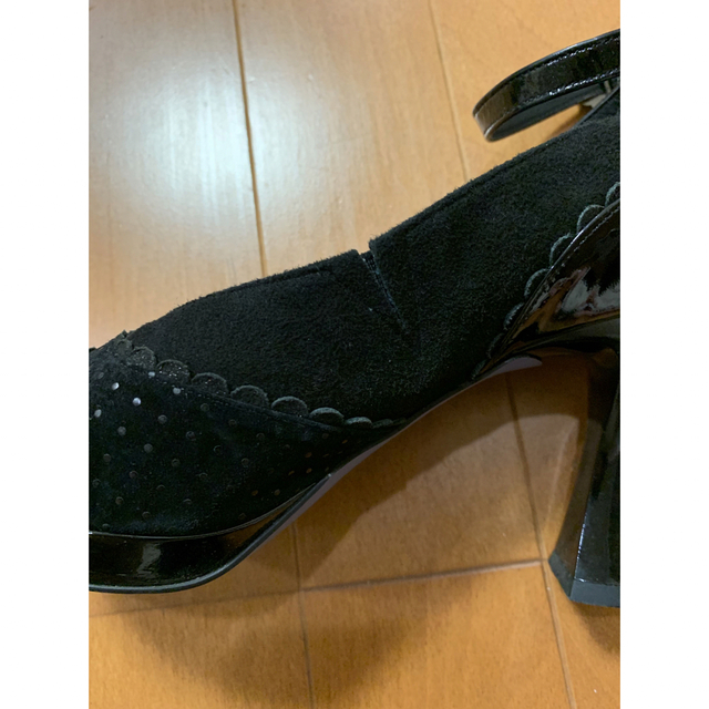 ANNA SUI(アナスイ)のアナスイのストラップ付きベロアエナメルパンプス22.5 レディースの靴/シューズ(ハイヒール/パンプス)の商品写真
