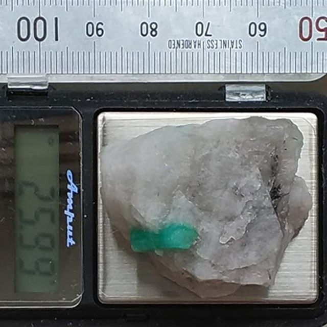 25.99g　エメラルド　鉱物標本　母岩付き