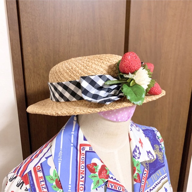 JaneMarple(ジェーンマープル)のジェーンマープル　ギンガムチェックリボンいちごコサージュストローハット レディースの帽子(麦わら帽子/ストローハット)の商品写真
