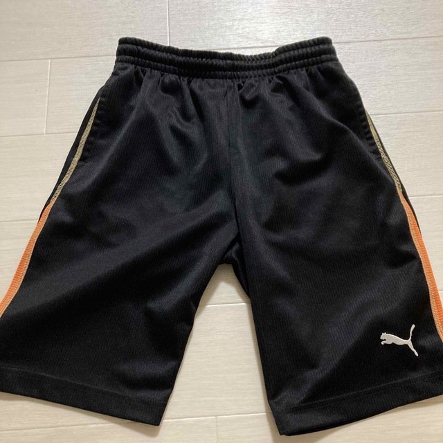 PUMA(プーマ)のPUMAジャージ半ズボン ジュニア140㌢中古 スポーツ/アウトドアのサッカー/フットサル(ウェア)の商品写真