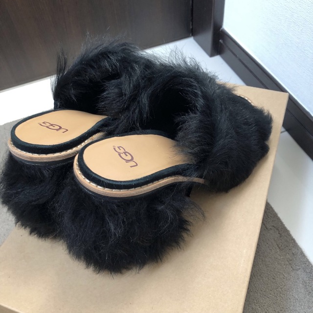 完売希少UGG ROSA FLUFF HEELローザフラッフヒールファーサンダル