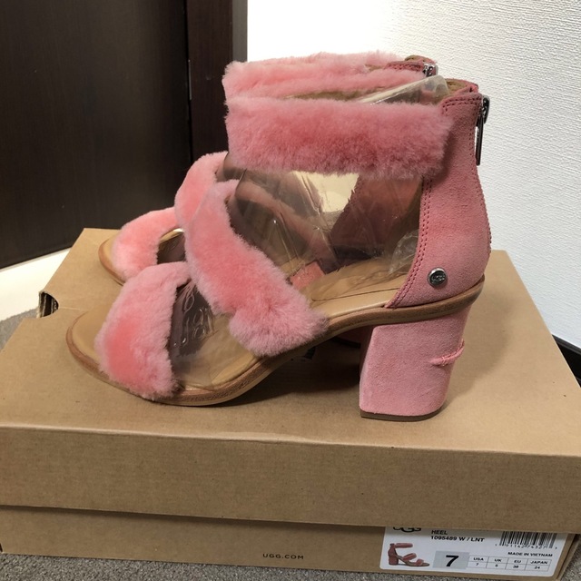 UGG(アグ)の2回店内着用 森星着用UGG W DEL REY FLUFF HEELファー完売 レディースの靴/シューズ(サンダル)の商品写真