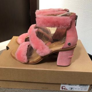 アグ(UGG)の2回店内着用 森星着用UGG W DEL REY FLUFF HEELファー完売(サンダル)