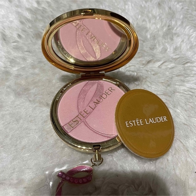 Estee Lauder(エスティローダー)のエスティーローダー  ピンクリボンコンパクト　フェイスパウダー　限定品 コスメ/美容のベースメイク/化粧品(フェイスパウダー)の商品写真