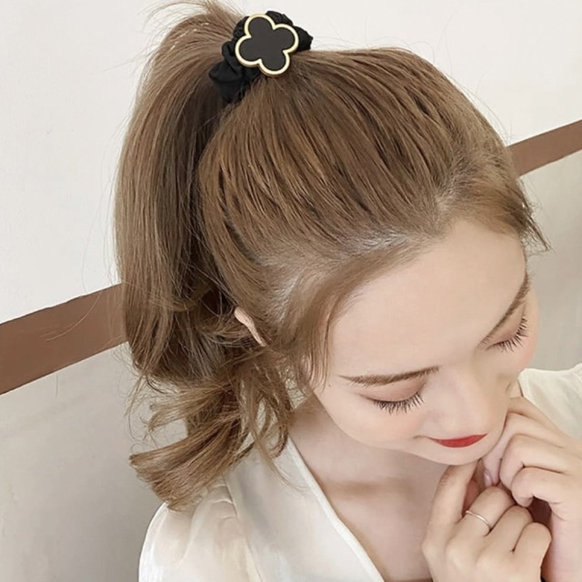 【人気】クローバー シュシュ ヘアゴム 四つ葉 韓国 可愛い アクセサリー 上品 レディースのヘアアクセサリー(ヘアゴム/シュシュ)の商品写真