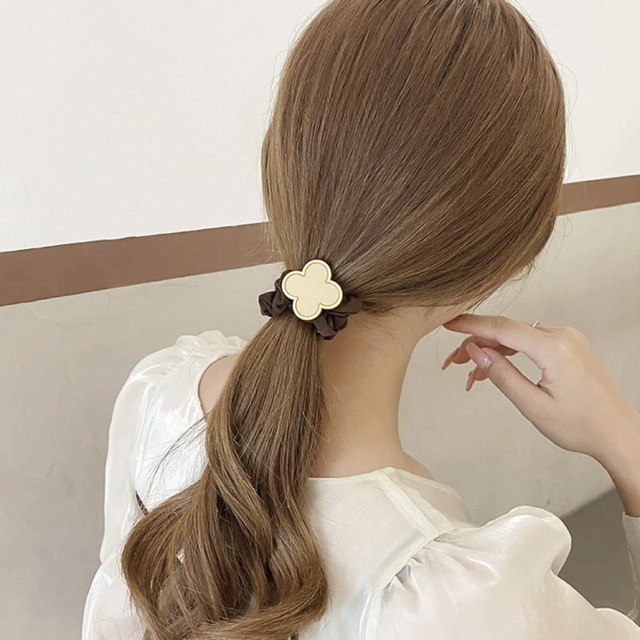 【人気】クローバー シュシュ ヘアゴム 四つ葉 韓国 可愛い アクセサリー 上品 レディースのヘアアクセサリー(ヘアゴム/シュシュ)の商品写真