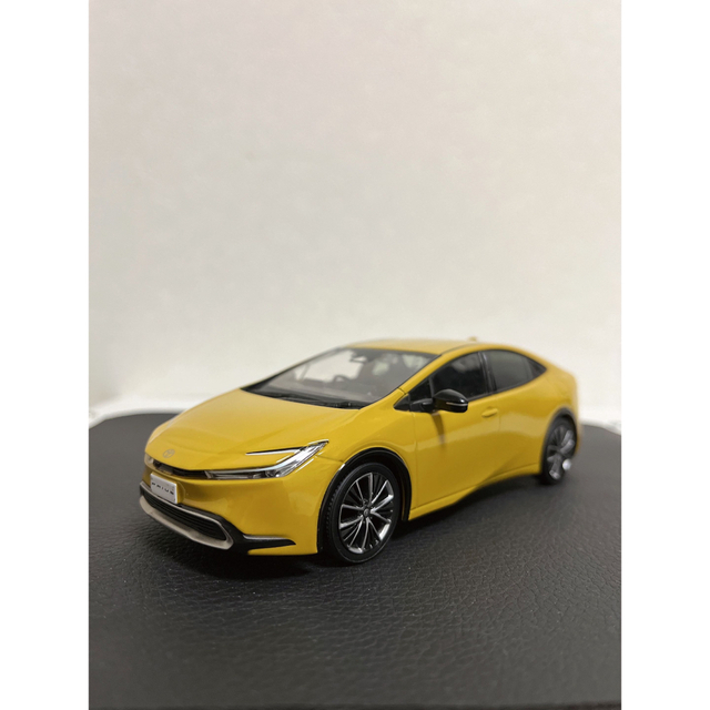 トヨタ(トヨタ)のトヨタ　新型プリウス　カラーサンプル　5C5 マスタード展示用 エンタメ/ホビーのおもちゃ/ぬいぐるみ(模型/プラモデル)の商品写真