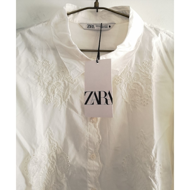 ZARA(ザラ)の新品タグ付きZARAザラsizeXL刺繍入りパフスリーブシャツボリュームスリーブ レディースのトップス(シャツ/ブラウス(半袖/袖なし))の商品写真