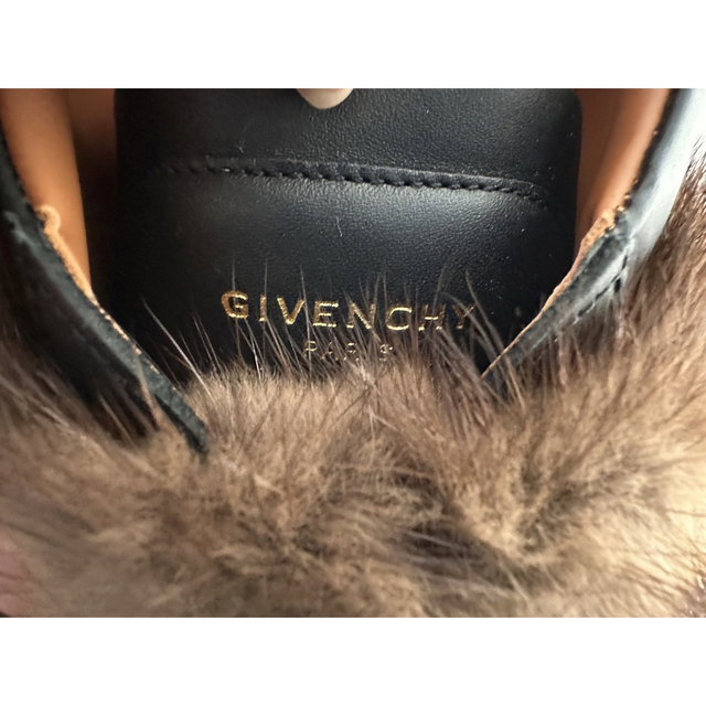 GIVENCHY(ジバンシィ)の新品❗️ GIVENCHY フロントファー付きスリッポン ブラックレザー メンズの靴/シューズ(スニーカー)の商品写真