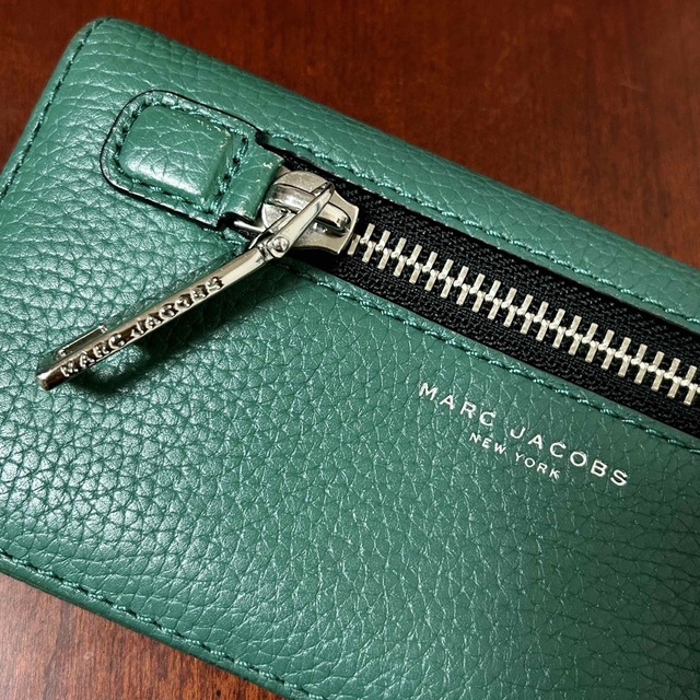 MARC JACOBS(マークジェイコブス)の美品♥️マークジェイコブスの縁起の良い緑のウォレット メンズのファッション小物(長財布)の商品写真