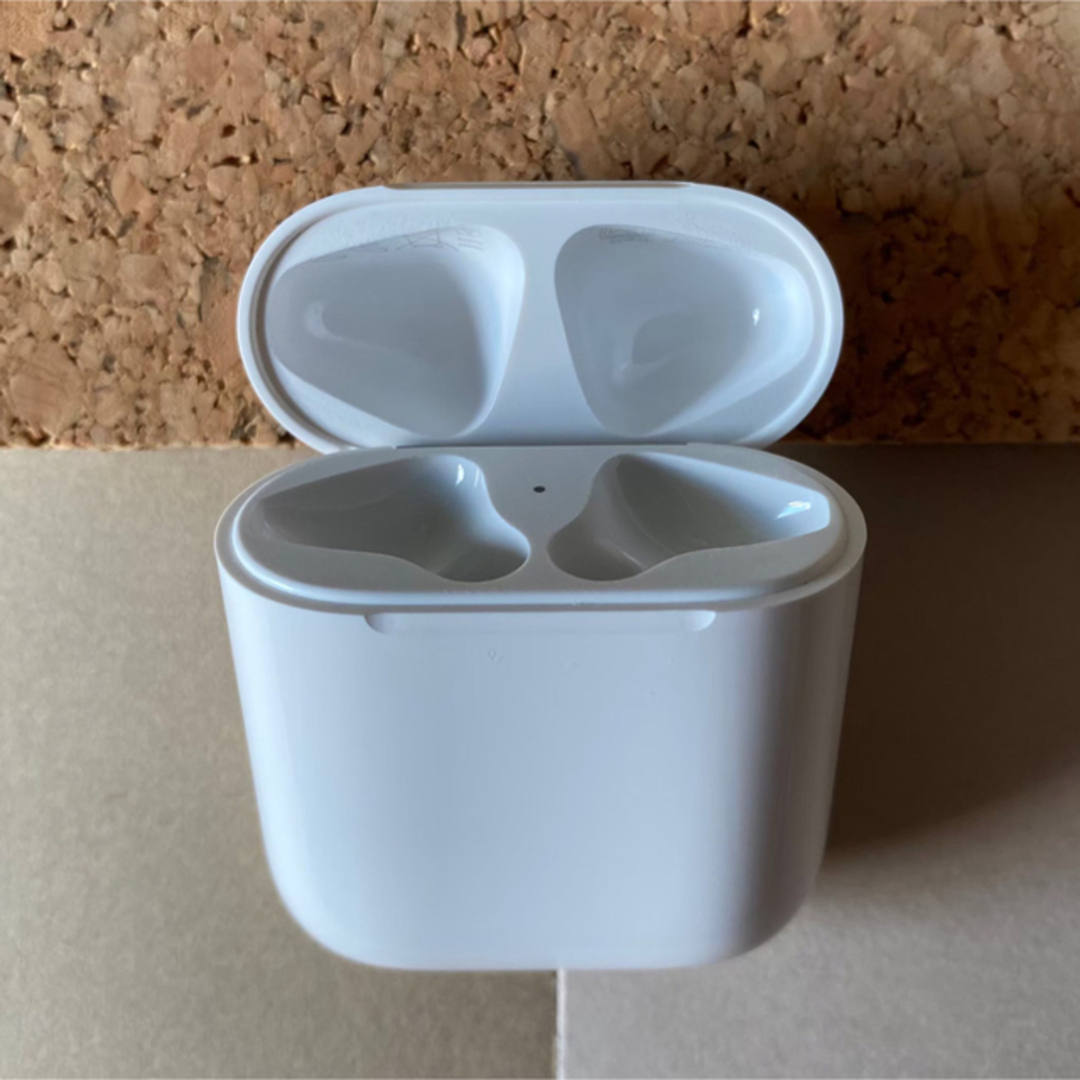 Apple(アップル)の☆★ エアーポッズ ★☆ 充電ケース のみ　純正品　Apple　AirPods スマホ/家電/カメラのオーディオ機器(ヘッドフォン/イヤフォン)の商品写真