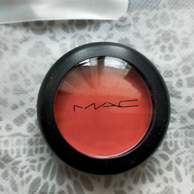 MAC(マック)のMAC カジュアルカラー　レッド　オブセスド コスメ/美容のベースメイク/化粧品(チーク)の商品写真