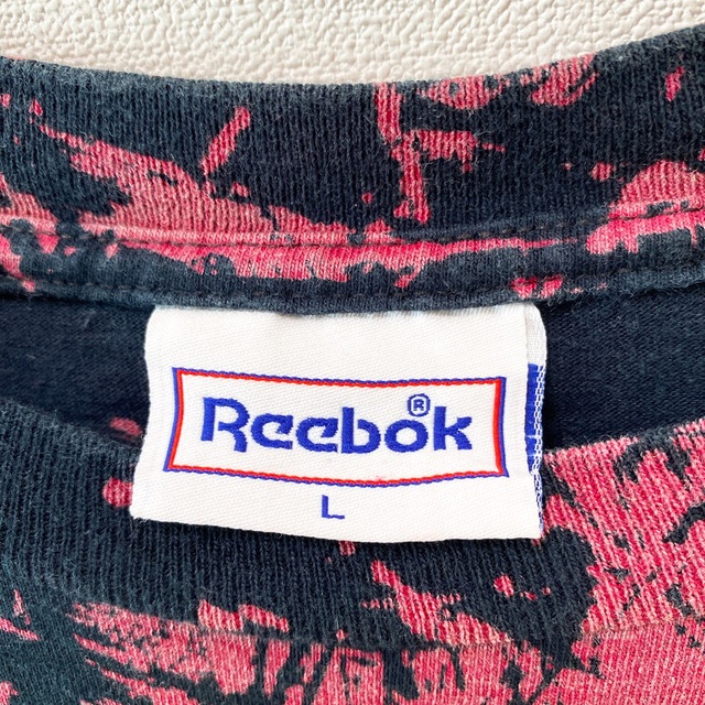 Reebok(リーボック)のアメリカ製　リーボック　半袖Tシャツ　総柄　ブラックトップ　柄物　男女兼用　L メンズのトップス(Tシャツ/カットソー(半袖/袖なし))の商品写真