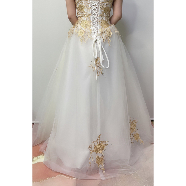 高貴オフショルダー刺繍ゴールド　高級感ウェディングドレス　Aラインロングドレス レディースのフォーマル/ドレス(ウェディングドレス)の商品写真