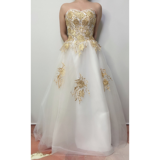 高貴オフショルダー刺繍ゴールド　高級感ウェディングドレス　Aラインロングドレス レディースのフォーマル/ドレス(ウェディングドレス)の商品写真