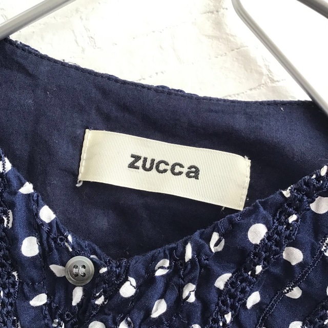 ZUCCa(ズッカ)の❤️専用@【M】zucca ズッカ 水玉 フリル ブラウス 半袖 紺色 レディースのトップス(シャツ/ブラウス(半袖/袖なし))の商品写真