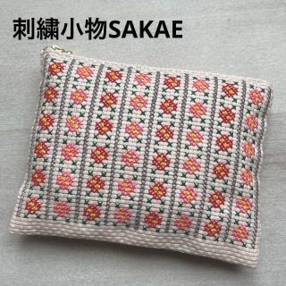 ハンドメイド手縫い刺繍大人可愛い花柄ポーチ　母子手帳ケース　通帳ケース(ポーチ)