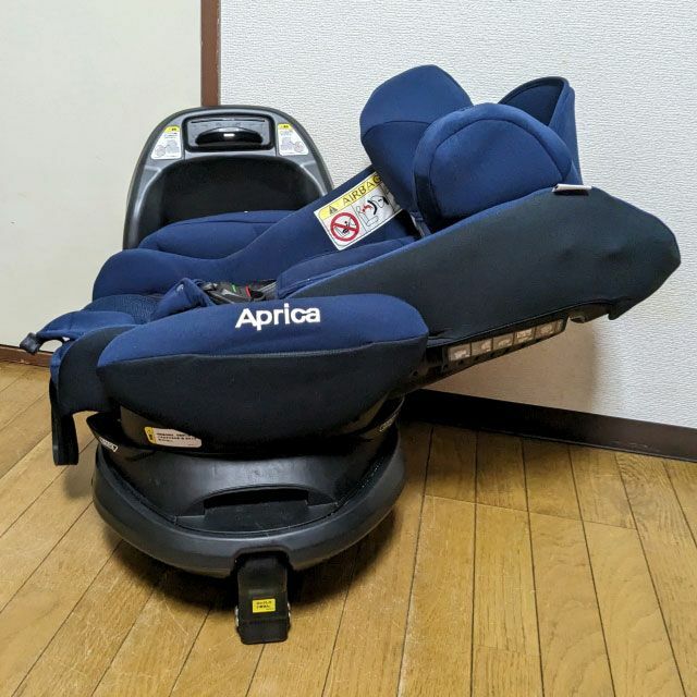 Aprica(アップリカ)のアップリカ ディアターン プラス ISOFIX AB ネイビー チャイルドシート キッズ/ベビー/マタニティの外出/移動用品(自動車用チャイルドシート本体)の商品写真