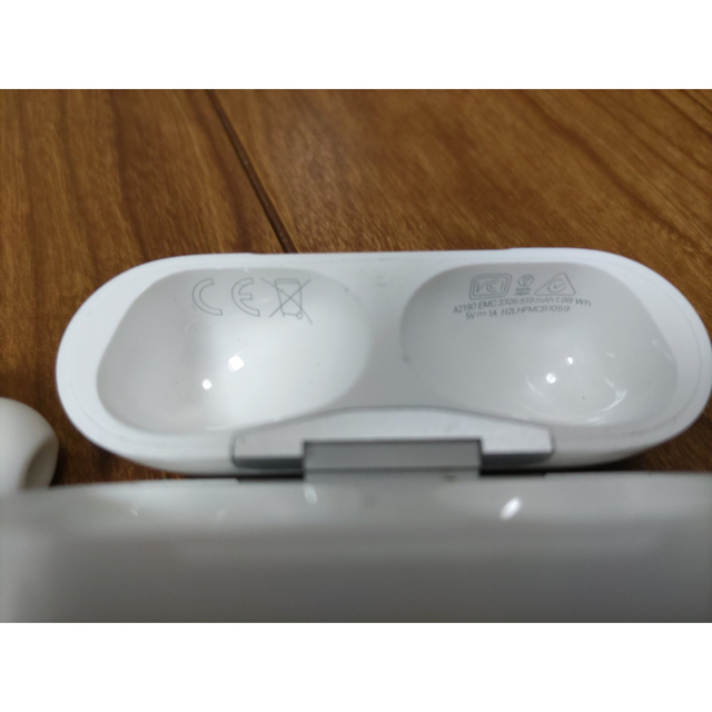 Apple(アップル)のAirpods pro  左耳とケースのみ スマホ/家電/カメラのオーディオ機器(ヘッドフォン/イヤフォン)の商品写真