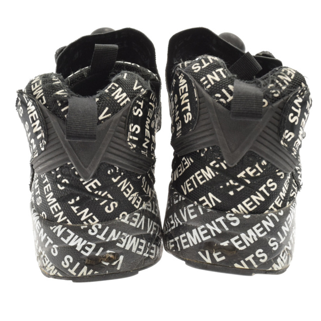 VETEMENTS ヴェトモン ×REEBOK リーボック INSTA PUMP FURY インスタポンプフューリー ロゴ総柄リフレクティブローカットスニーカー ブラック メンズの靴/シューズ(スニーカー)の商品写真