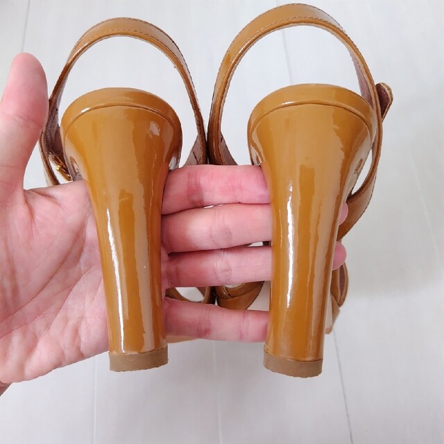 miumiu(ミュウミュウ)の良品❤MIUMIU【ミュウミュウ】エナメル ストラップ サンダル 24㎝ レディースの靴/シューズ(サンダル)の商品写真