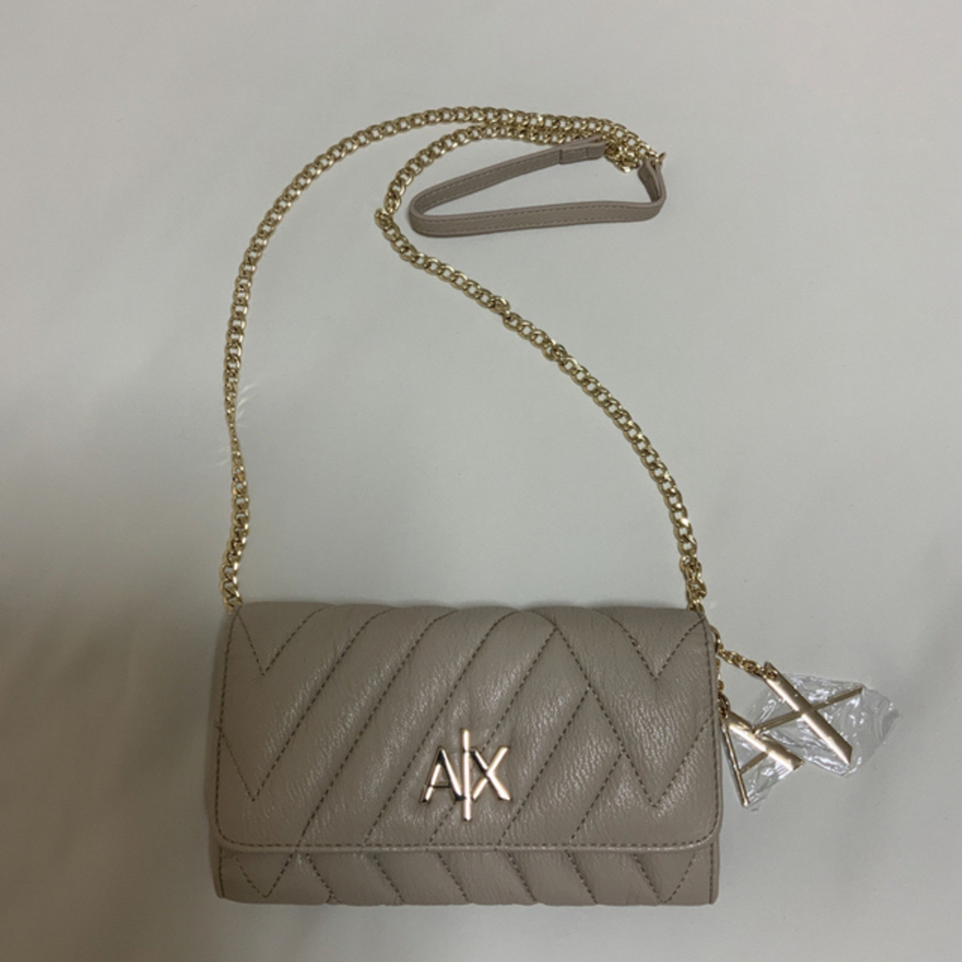 ARMANI EXCHANGE(アルマーニエクスチェンジ)の洗練されたデザイン　A|Xロゴ　ショルダー付きウォレット　ベージュ レディースのバッグ(ショルダーバッグ)の商品写真