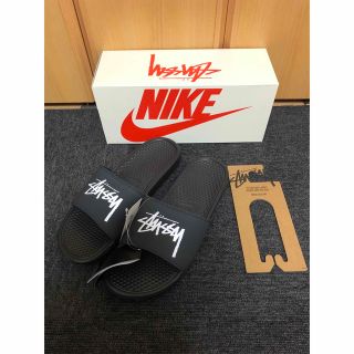 ステューシー(STUSSY)の【新品】NIKE × STUSSY BENASSI ロゴベナッシサンダル(サンダル)