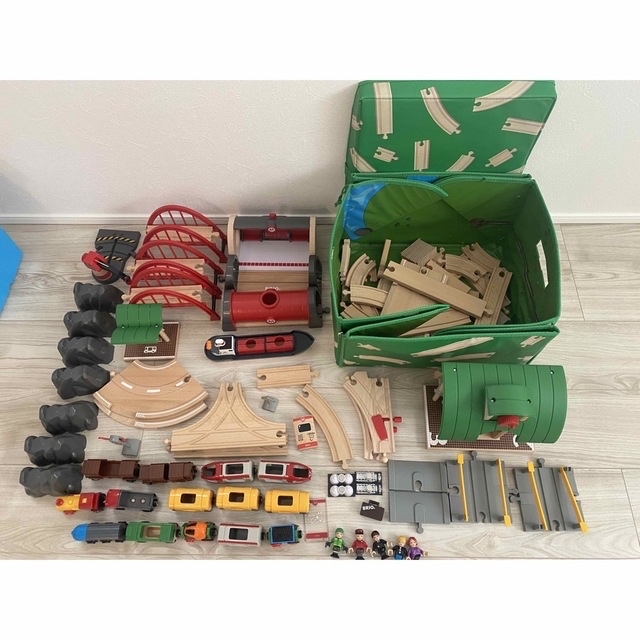 BRIO(ブリオ)のブリオBRIO 木製　大量　まとめセット　レール　電車　デラックス キッズ/ベビー/マタニティのおもちゃ(電車のおもちゃ/車)の商品写真