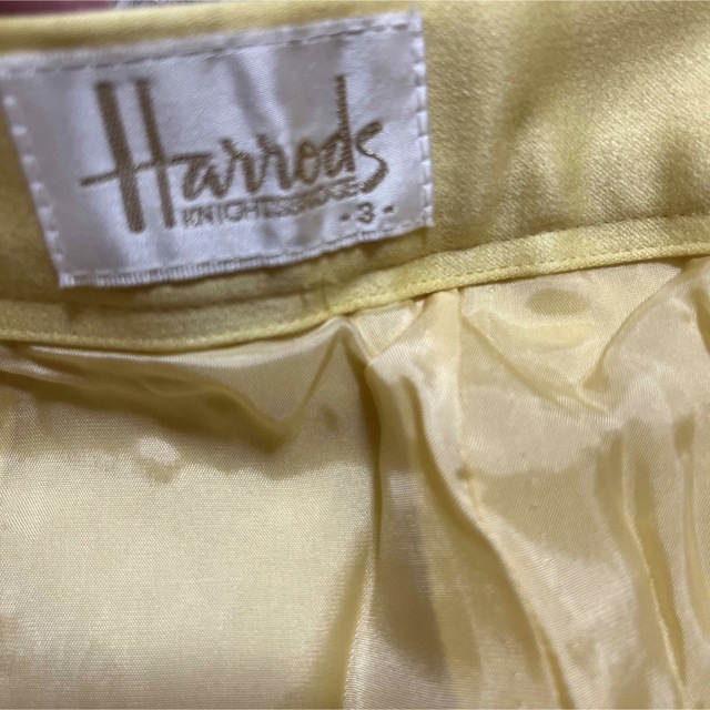 Harrods(ハロッズ)のHarrods   ゆったり　テーパードパンツ　センタープレス　サテン レディースのパンツ(カジュアルパンツ)の商品写真