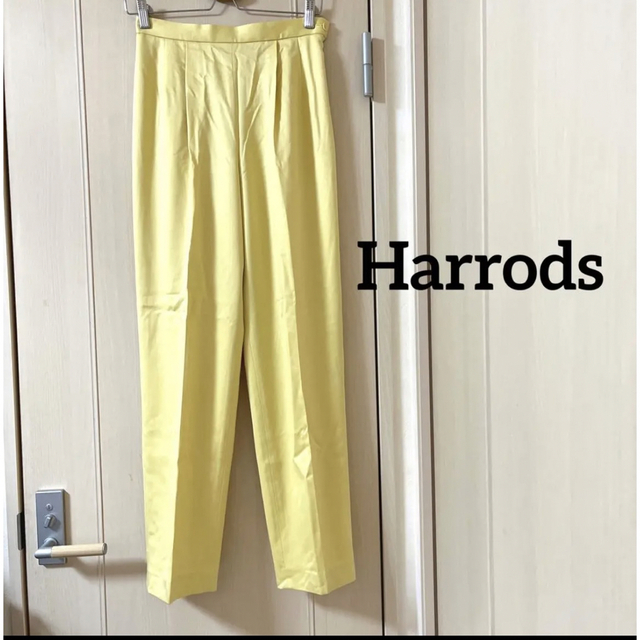 Harrods(ハロッズ)のHarrods   ゆったり　テーパードパンツ　センタープレス　サテン レディースのパンツ(カジュアルパンツ)の商品写真