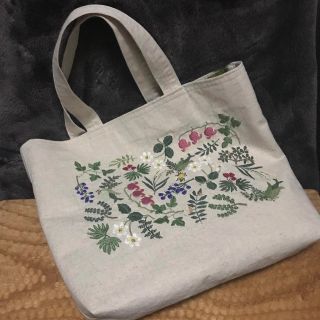 草花と蜂　刺繍のトートバッグ　生成り(バッグ)