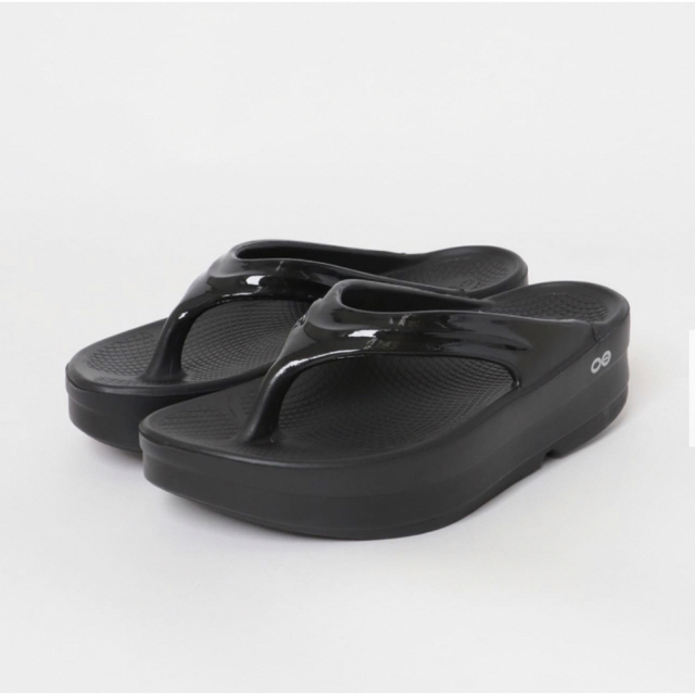 OOFOS(ウーフォス)のOOFOS 厚底サンダル 新品未使用　 レディースの靴/シューズ(サンダル)の商品写真