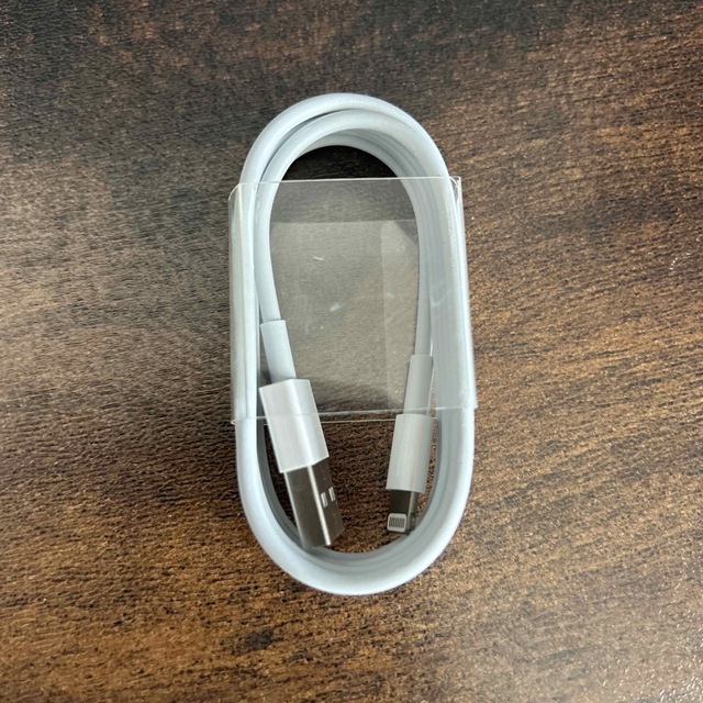 Apple(アップル)の純正 Lightning - USBケーブル(1 m) スマホ/家電/カメラのスマートフォン/携帯電話(バッテリー/充電器)の商品写真