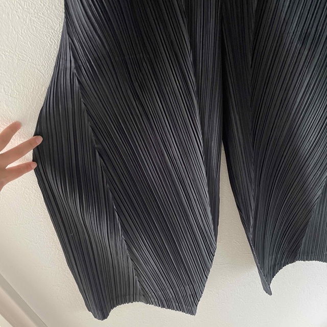 PLEATS PLEASE ISSEY MIYAKE(プリーツプリーズイッセイミヤケ)のプリーツプリーズ　変形プリーツワイドパンツ レディースのパンツ(カジュアルパンツ)の商品写真