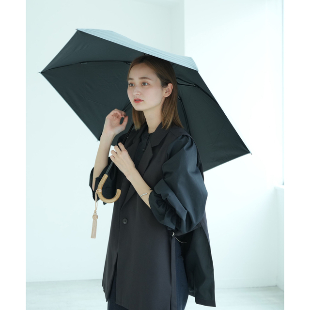 utatane(ウタタネ)の折りたたみ日傘 完全遮光100％ 晴雨兼用 ウッドハンドル レディースのファッション小物(傘)の商品写真