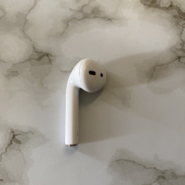 Apple(アップル)のAirPods 【第2世代MagSafe充電対応】 スマホ/家電/カメラのオーディオ機器(ヘッドフォン/イヤフォン)の商品写真