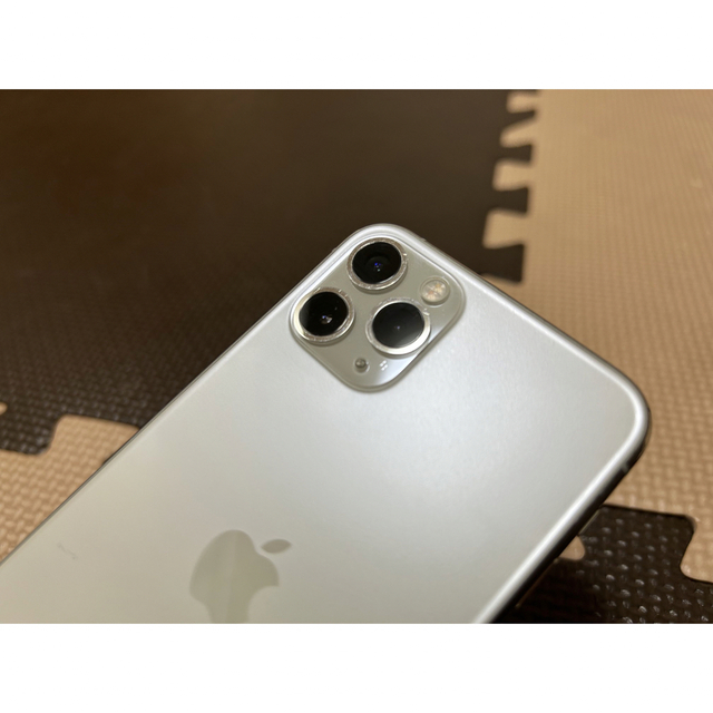 Apple(アップル)のiPhone11pro シルバー 256GB スマホ/家電/カメラのスマートフォン/携帯電話(スマートフォン本体)の商品写真