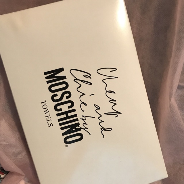 MOSCHINO(モスキーノ)の未使用　モスキーノタオルセット　ハンドタオル　2枚 レディースのファッション小物(ハンカチ)の商品写真