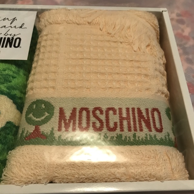 MOSCHINO(モスキーノ)の未使用　モスキーノタオルセット　ハンドタオル　2枚 レディースのファッション小物(ハンカチ)の商品写真