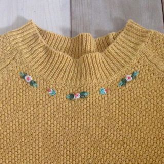 ドットアンドストライプスチャイルドウーマン(Dot&Stripes CHILDWOMAN)のマスタードカラー◎お花刺繍モックネック(ニット/セーター)