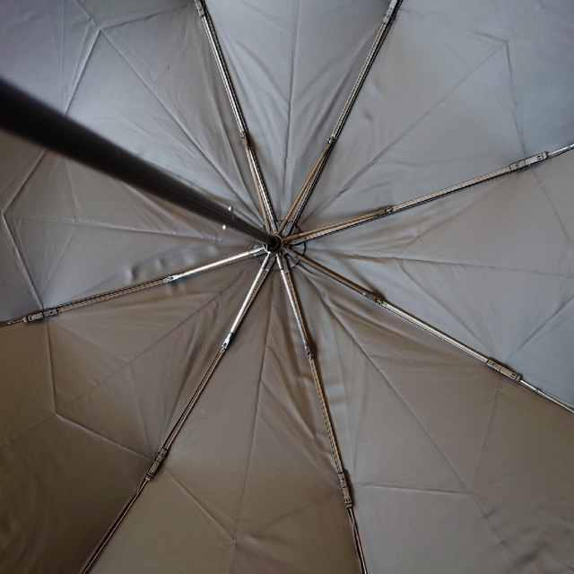 【サンバリア100】2段折フリル/ブラック(竹曲がり手元) レディースのファッション小物(傘)の商品写真