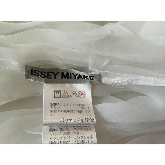 ISSEY MIYAKE(イッセイミヤケ)のイッセイミヤケ  シースルーシャツ　白 レディースのトップス(シャツ/ブラウス(長袖/七分))の商品写真