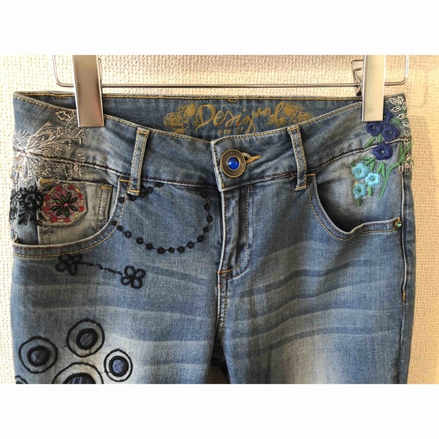 DESIGUAL(デシグアル)のラーちゃん様専用Desigual 刺繍デニム レディースのパンツ(デニム/ジーンズ)の商品写真