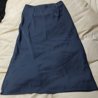 ユニクロ(UNIQLO)のユニクロ サテンフレアスカート ブルー M(ひざ丈スカート)