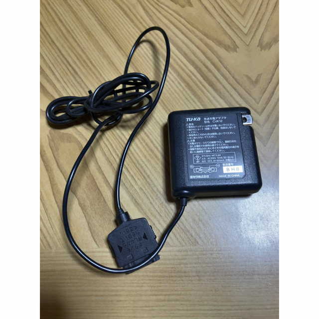 京セラ(キョウセラ)の537）【TU-KA】京セラ急速充電アダプタCVK12（中古） スマホ/家電/カメラのスマートフォン/携帯電話(バッテリー/充電器)の商品写真