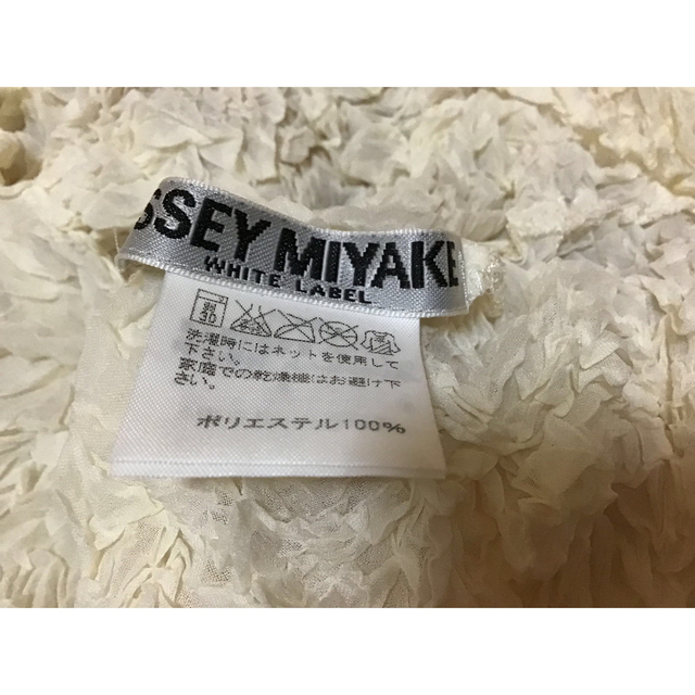 ISSEY MIYAKE(イッセイミヤケ)のイッセイミヤケ  リボン飾りクラッシュ　トップス　ベージュ レディースのトップス(シャツ/ブラウス(長袖/七分))の商品写真