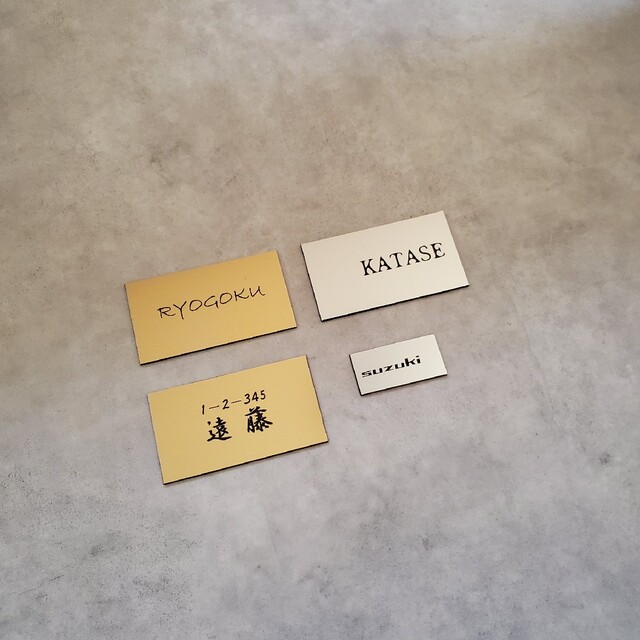 小さなアクリル表札　ゴールド系　シルバー　ネームプレート　タグ　ネコポス匿名 ハンドメイドのインテリア/家具(その他)の商品写真